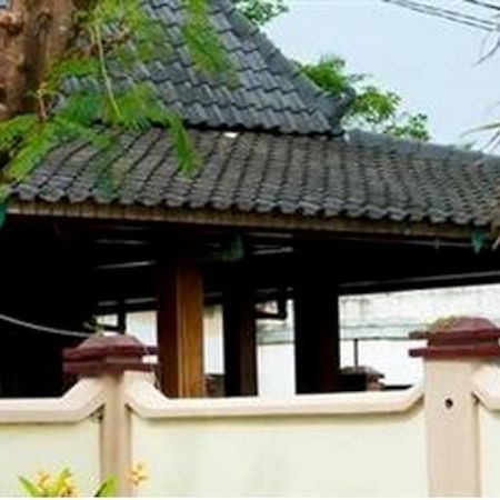 Queen Star Hotel Ngingas Exterior photo